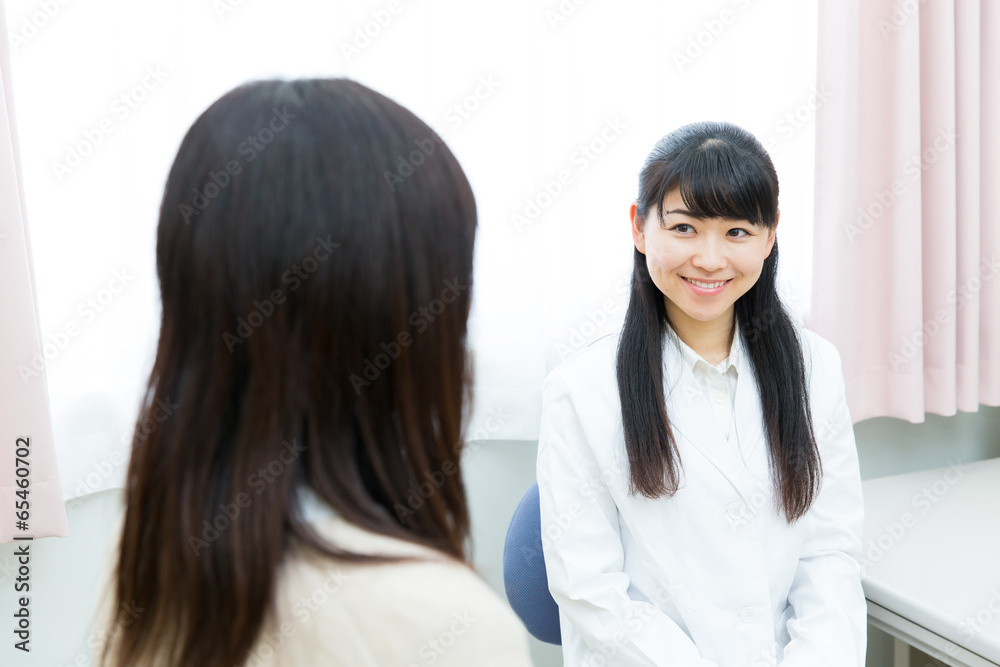 两名亚洲女性在诊所