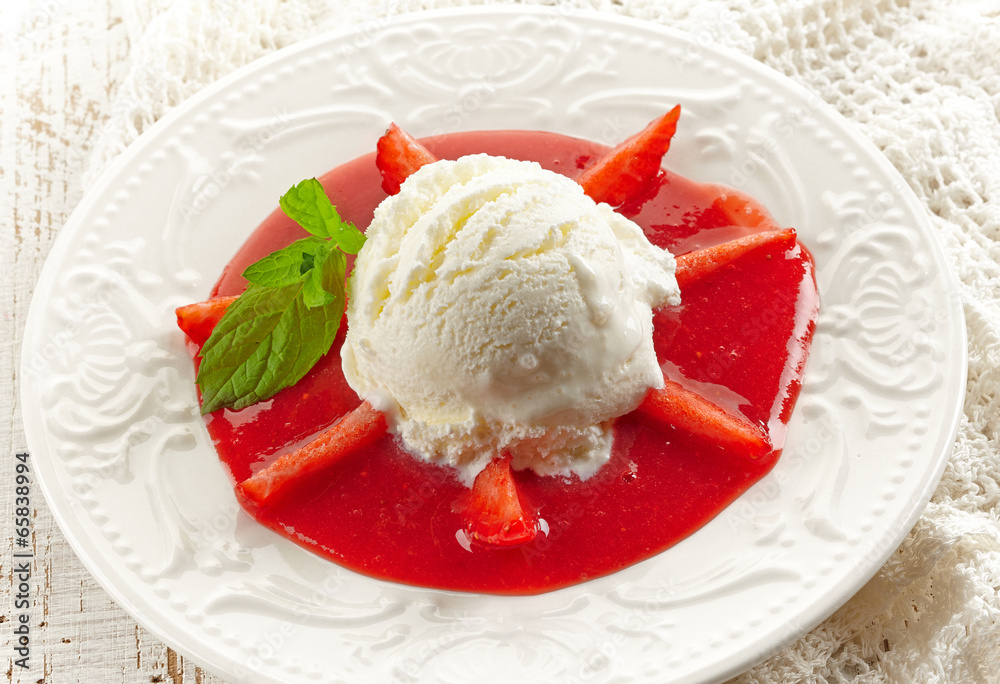 Strawberry soup with Ice cream