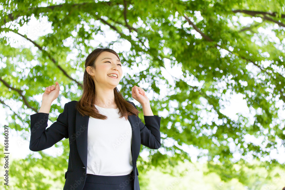 绿色背景下的年轻亚洲女性