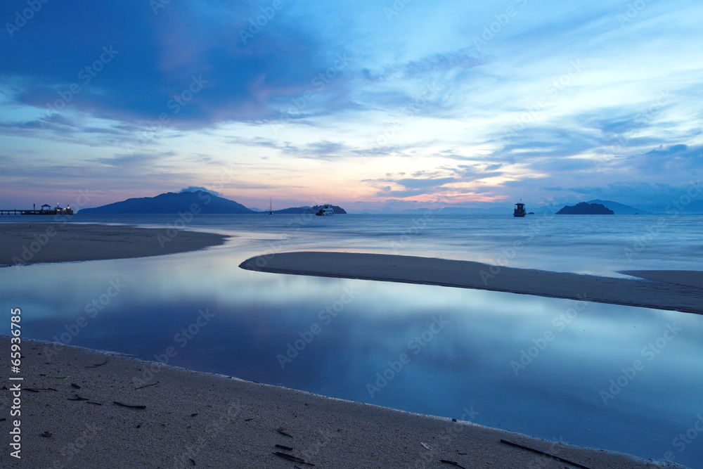 黄昏时热带日落的天空和海洋全景