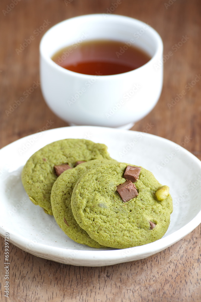 日本抹茶绿茶饼干和一杯茶