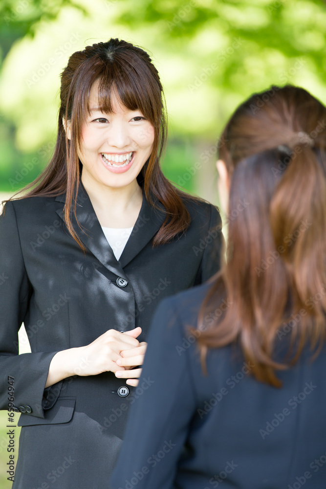 绿色背景下的亚洲女商人