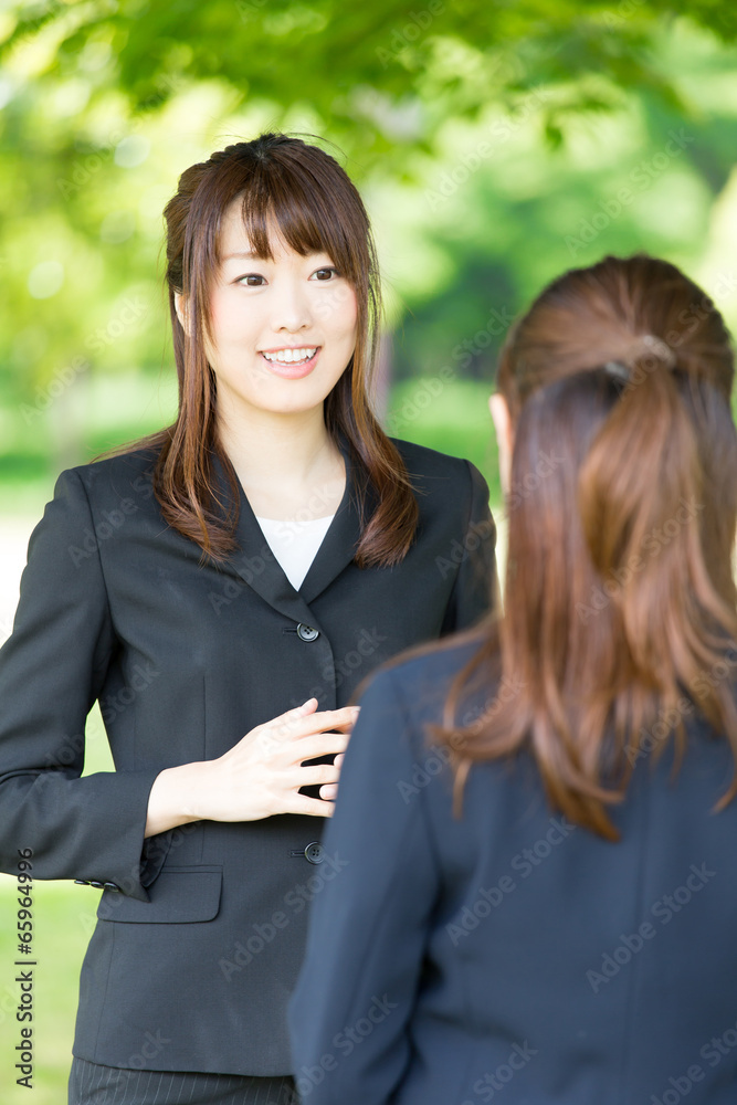 绿色背景下的亚洲女商人