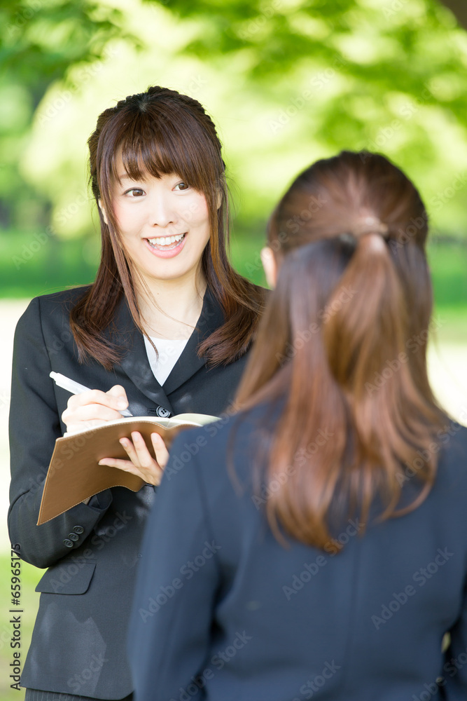 绿色背景下的亚洲女商人