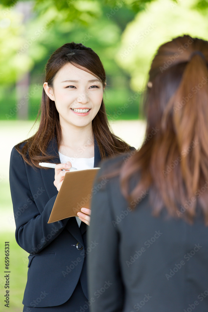 绿色背景下的亚洲女商人