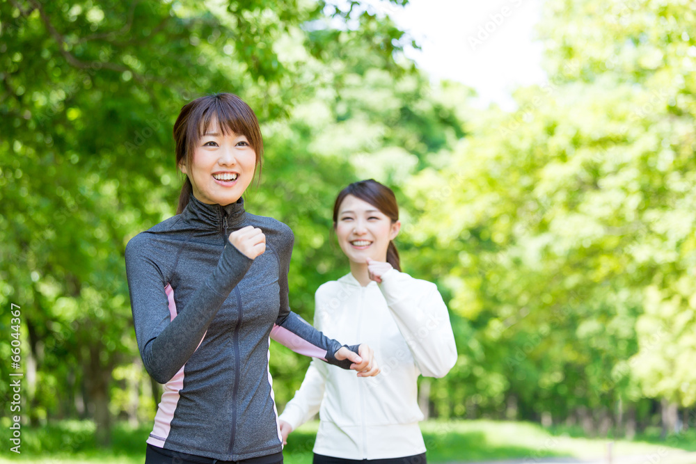 在公园慢跑的亚洲年轻女性