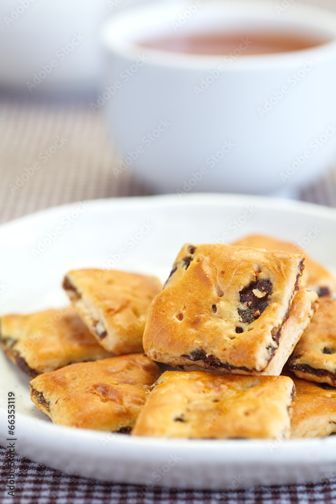 甜燕麦葡萄干饼干和一杯茶