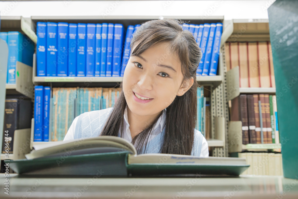 亚洲学生在大学图书馆读书