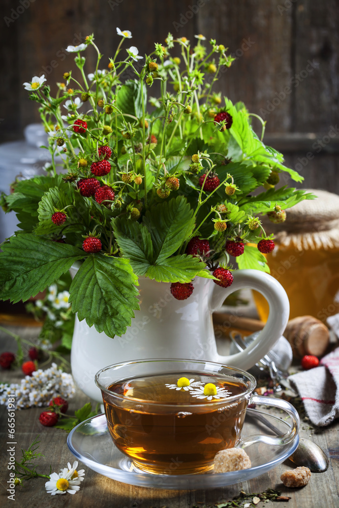 一束野生草莓配凉茶和蜂蜜