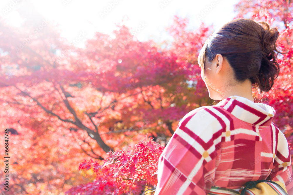 秋天穿日本和服的亚洲女人