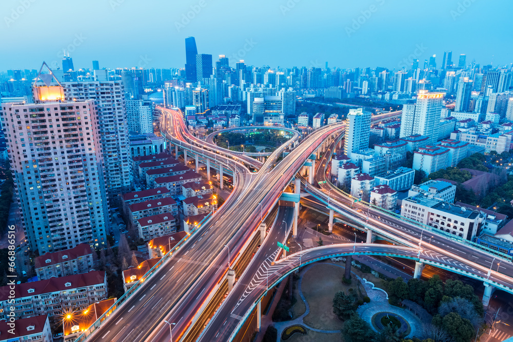 夜幕下美丽的城市立交鸟瞰图