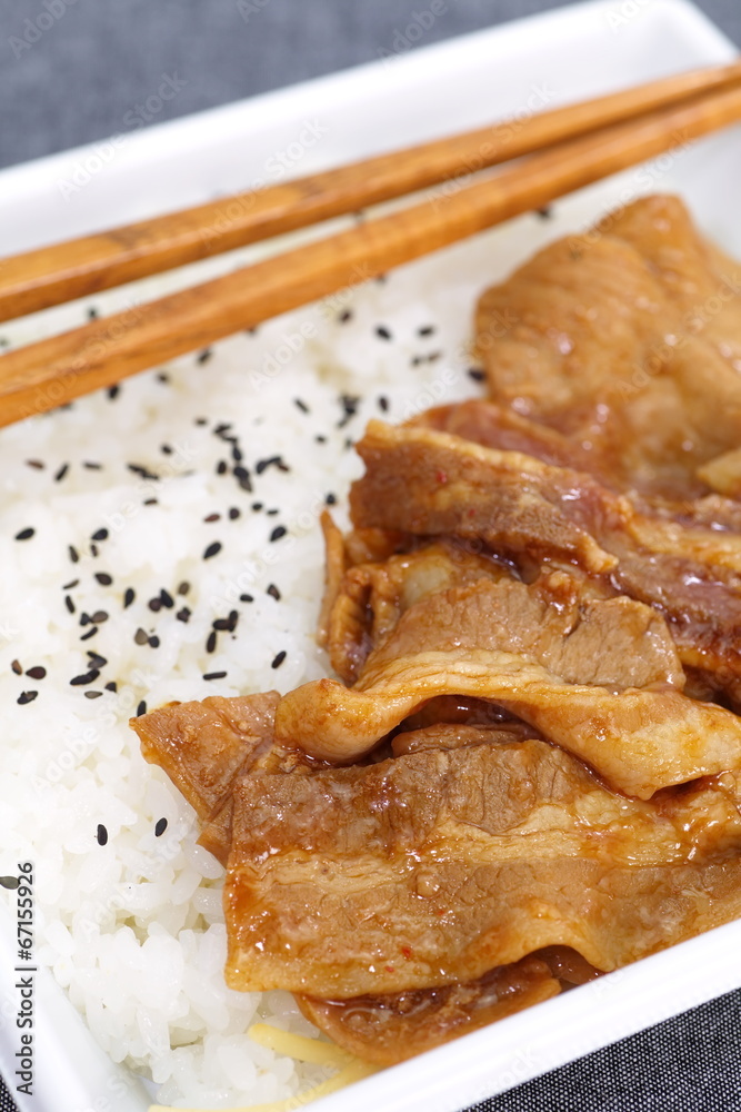 日本快餐烤肉配白米饭