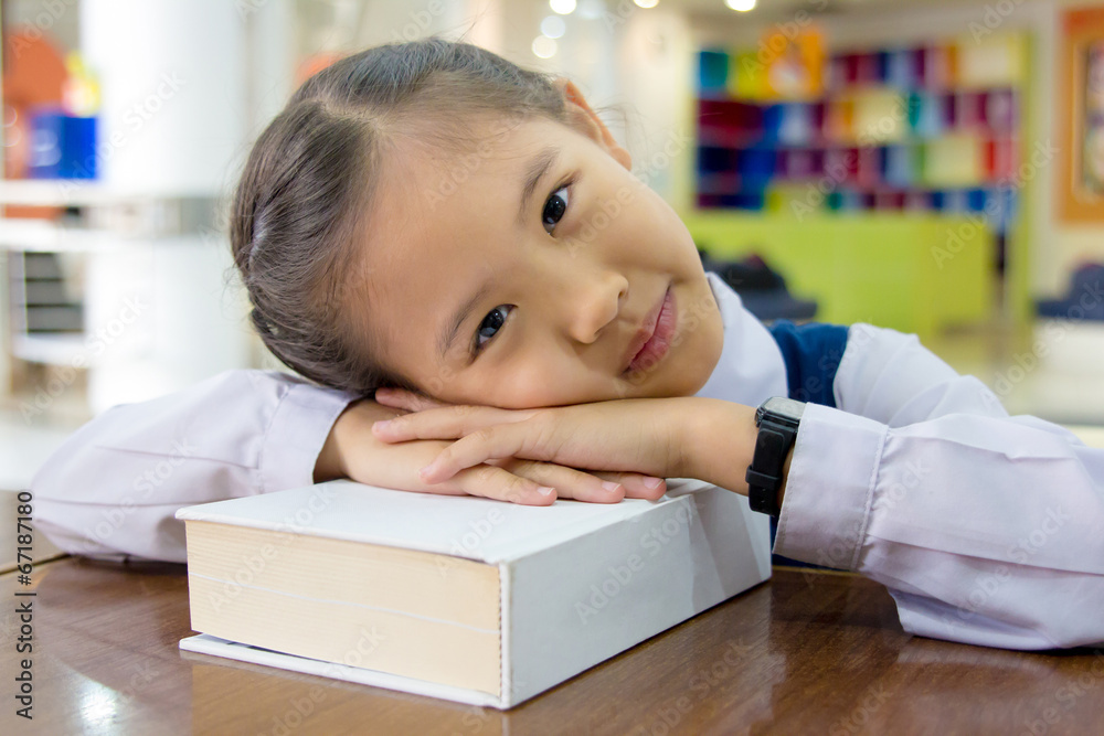 图书馆里的亚洲小学生