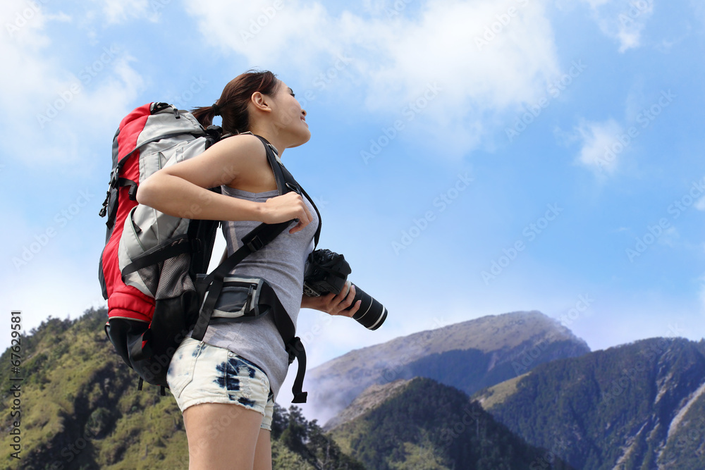 快乐女人登山者