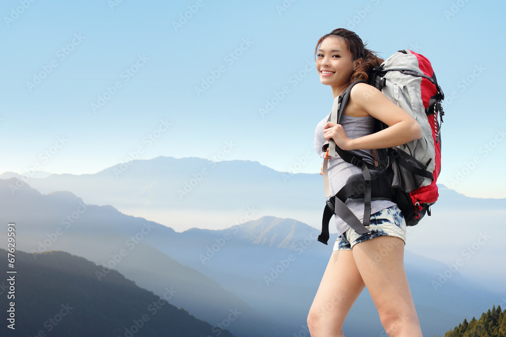 快乐的女人登山者