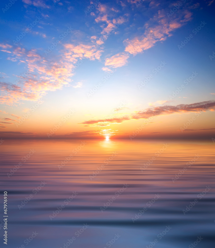 日落时的海景。自然的夏季海景