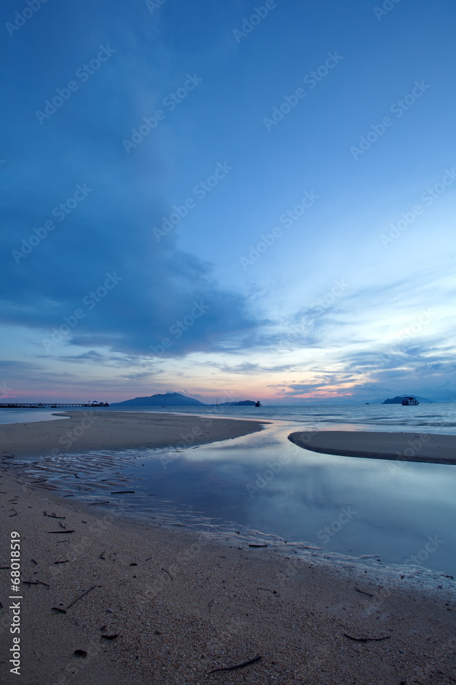 美丽的日出海景和云朵