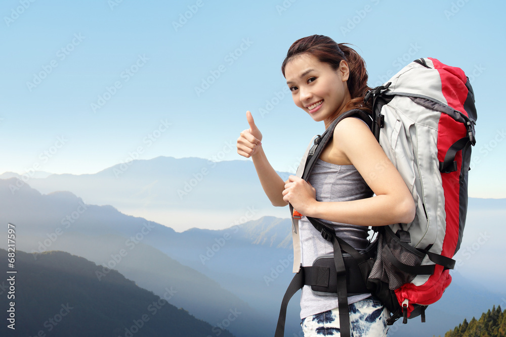 快乐的女人登山者