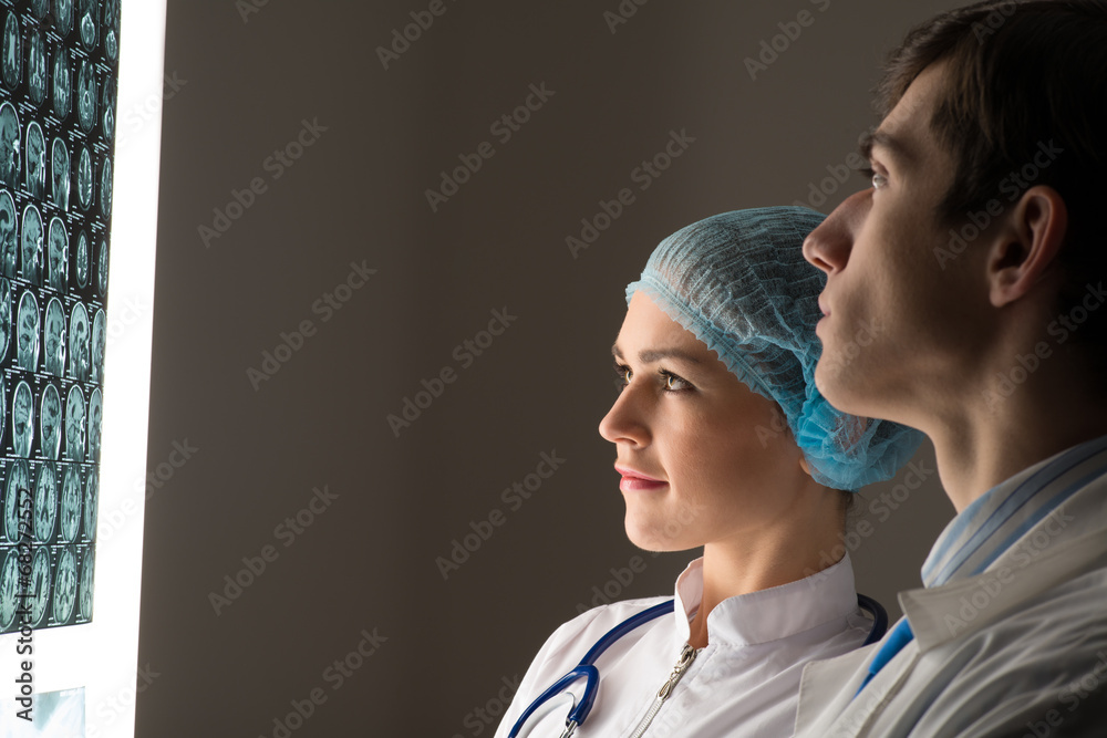 medical colleagues confer near the x-ray image