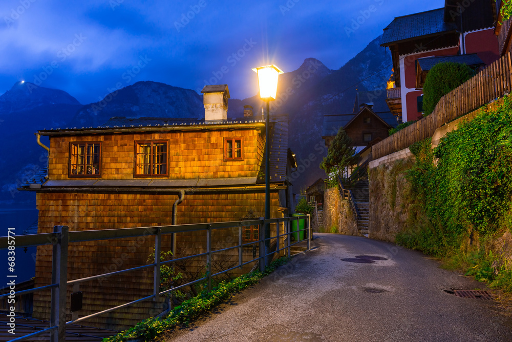 奥地利阿尔卑斯山哈尔斯塔特村夜晚的街道