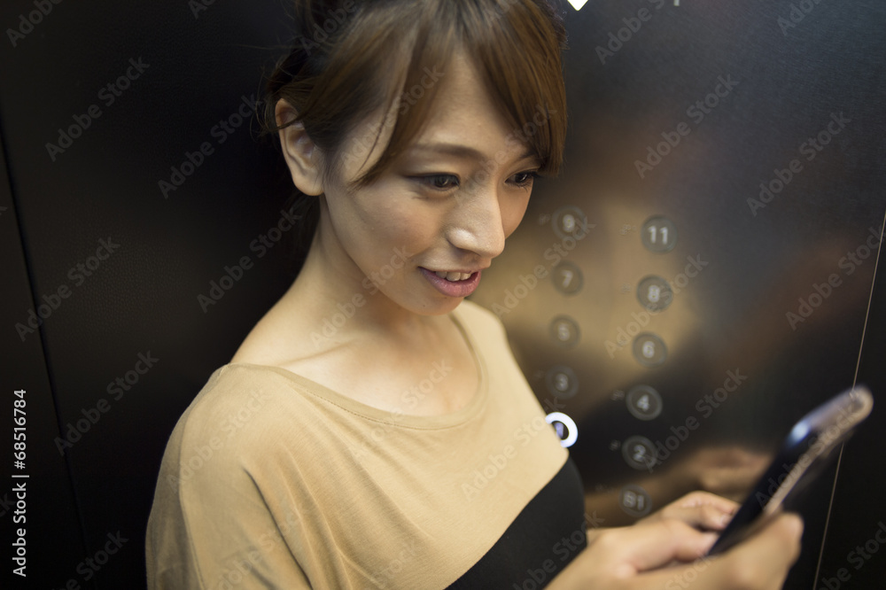 Woman、Elevator、Mobile phone、