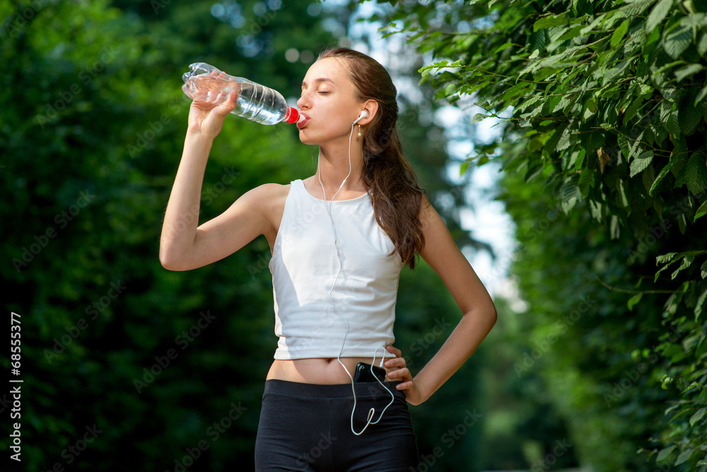 女运动员休息。喝水，在外面跑步