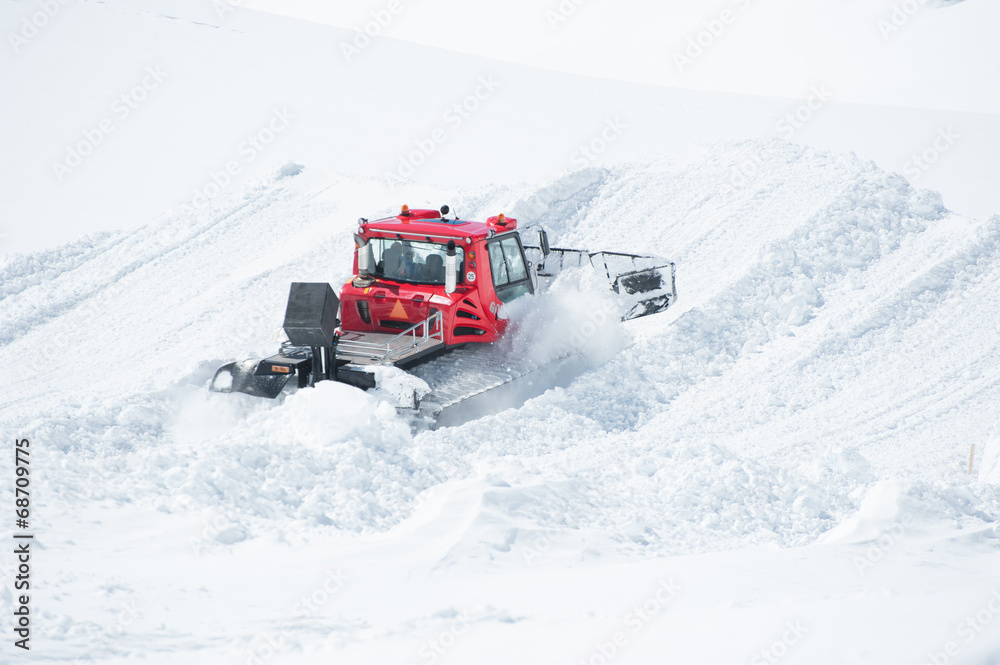 一名田径运动员在雪地上为滑雪做准备