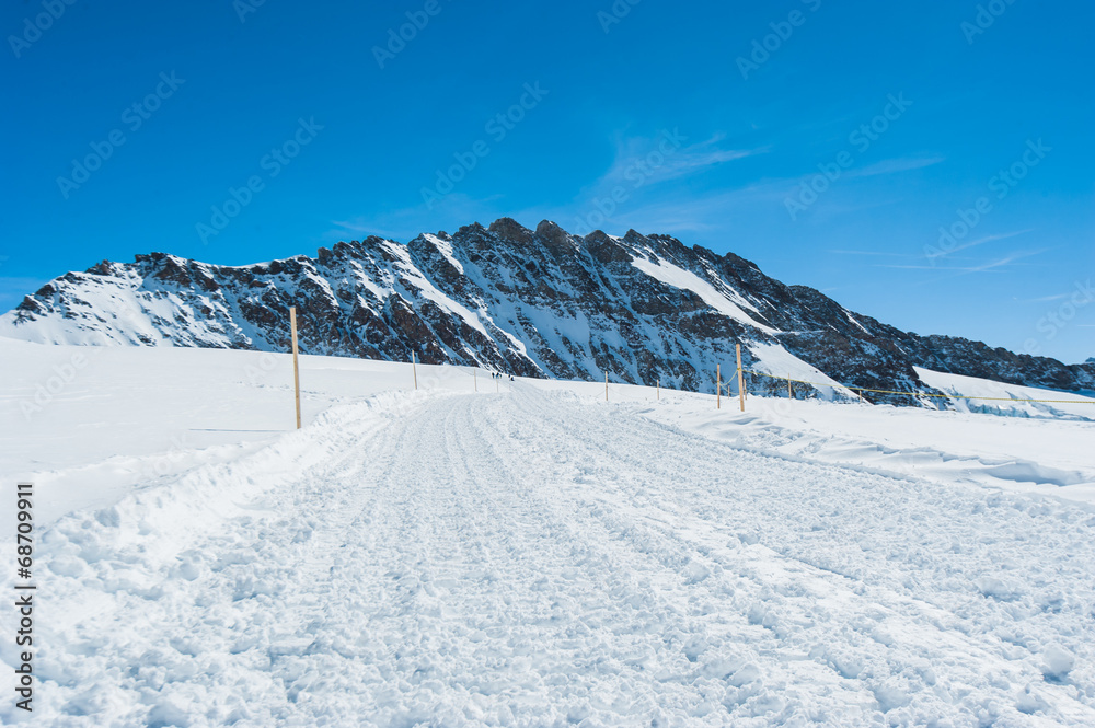 滑雪运动员进入雪山的雪地步道