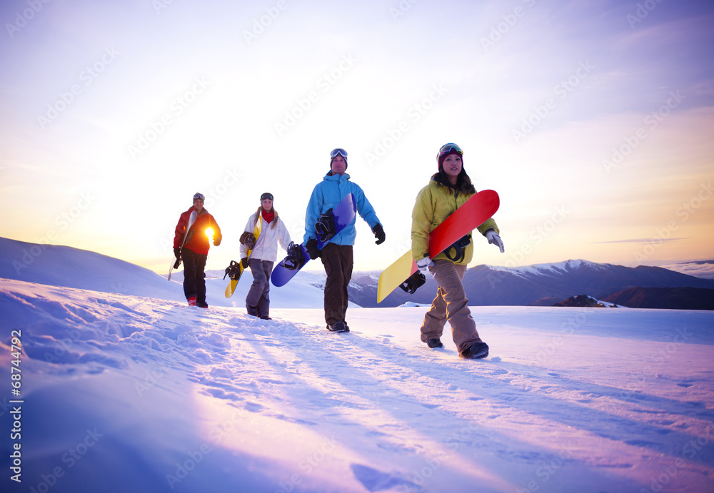 人们在去雪地冲浪的路上