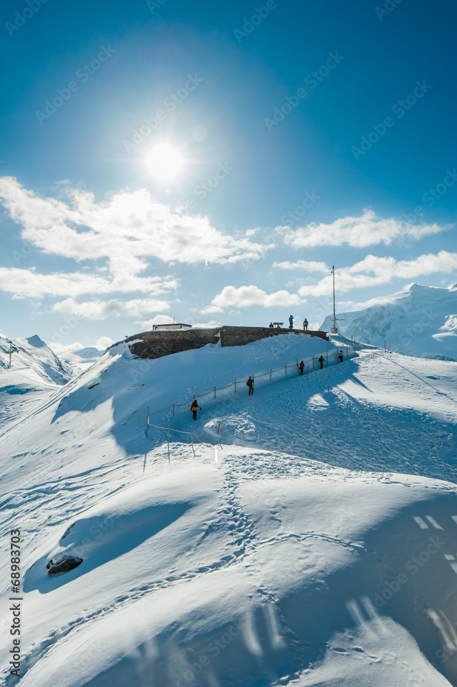 马特洪峰的雪山美景，人们争相攀登