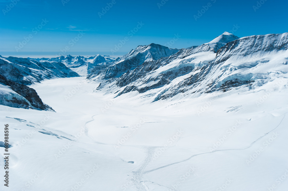 少女峰地区的蓝天雪山景观