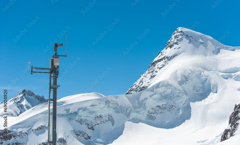 带天气测量的雪山