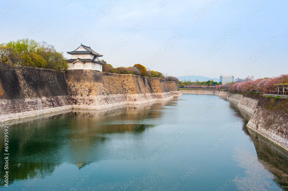 日本大阪市大阪城堡的运河和城墙