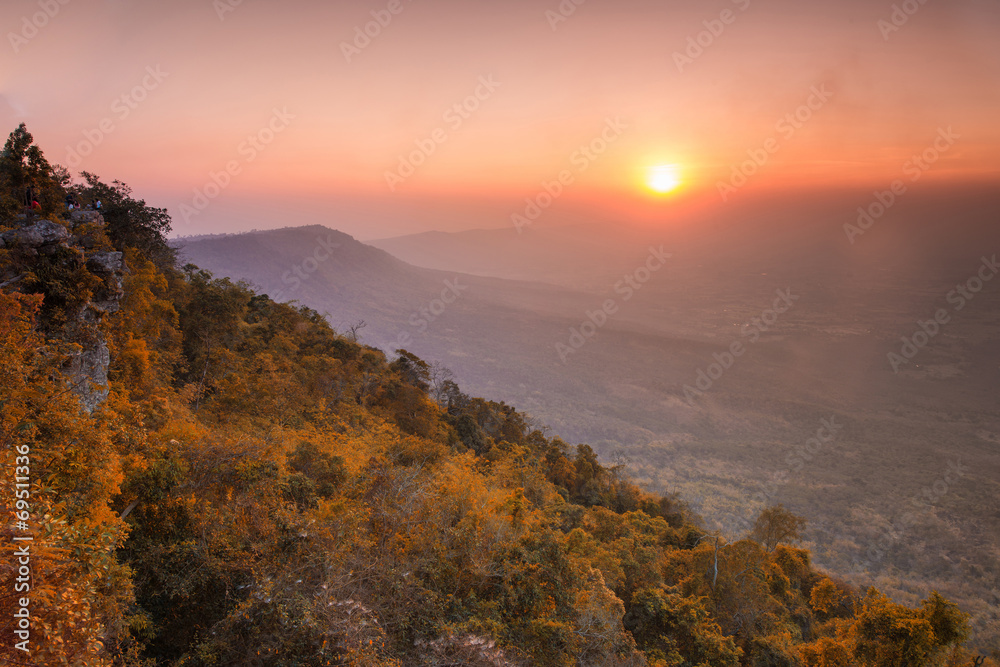 森林色彩缤纷的山岳秋景