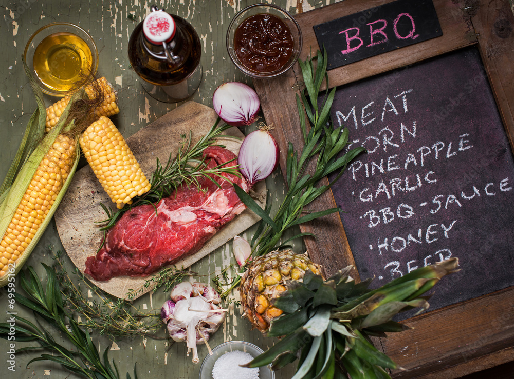 Zutaten für einen Grillabend mit Fleisch und Gemüse