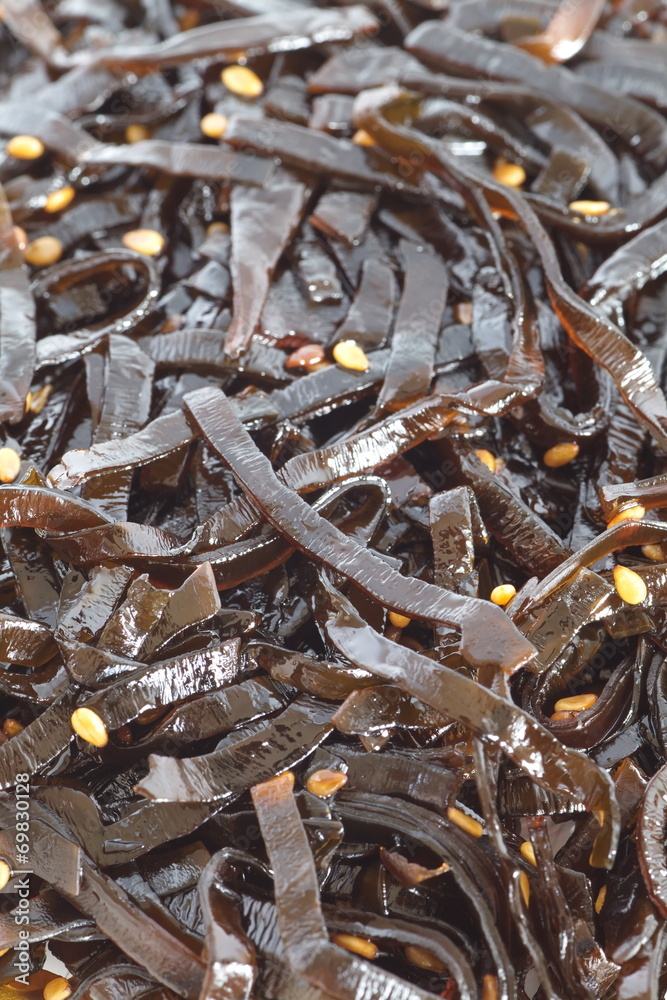 Sliced tangle boiled in sweetened soy sauce