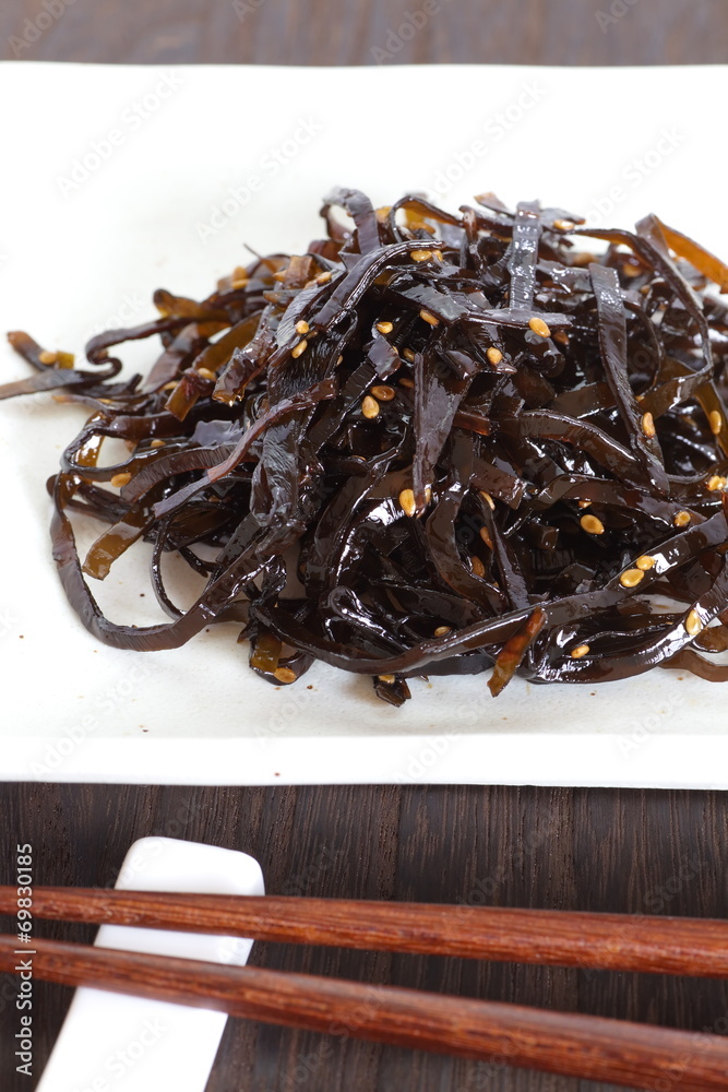 Sliced tangle boiled in sweetened soy sauce