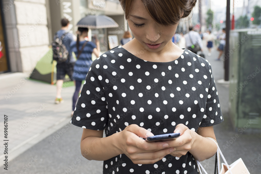 mobile phone　and women