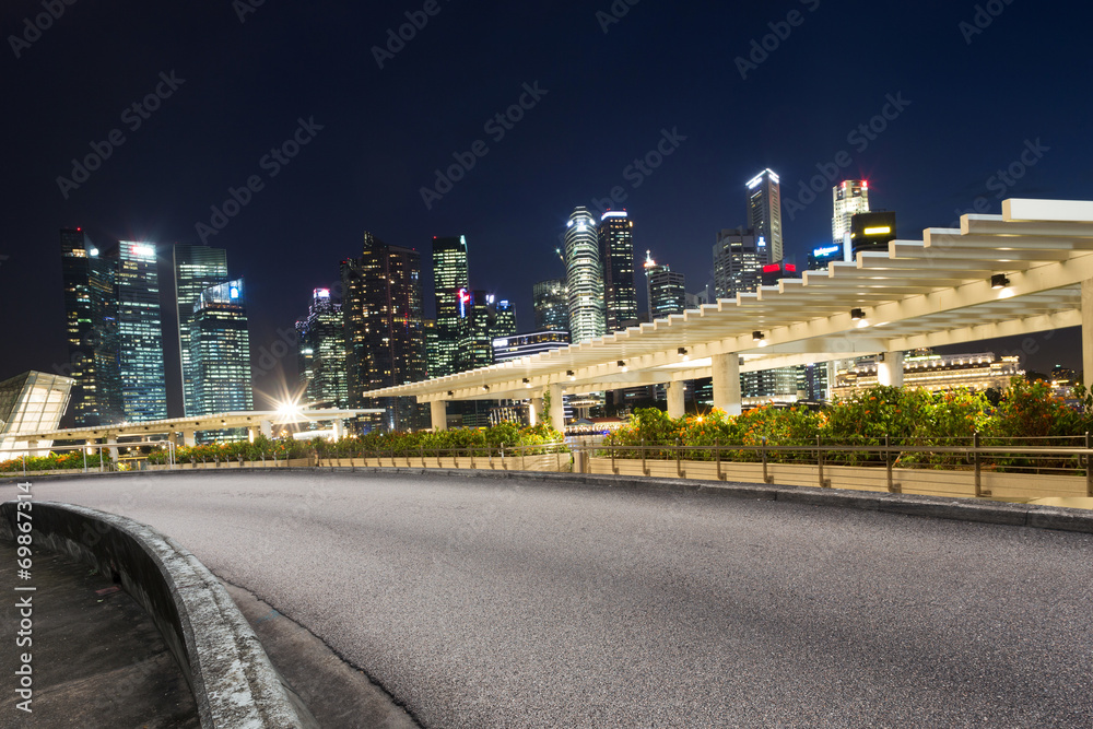 建筑物屋顶的路面和夜晚的城市景观