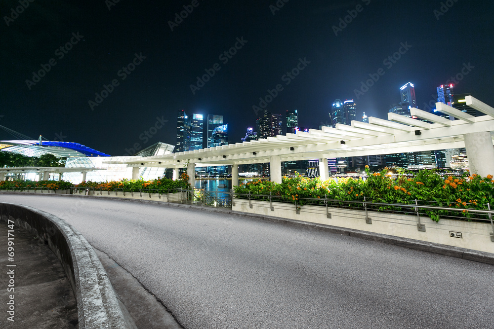 建筑物屋顶的路面和夜晚的城市景观