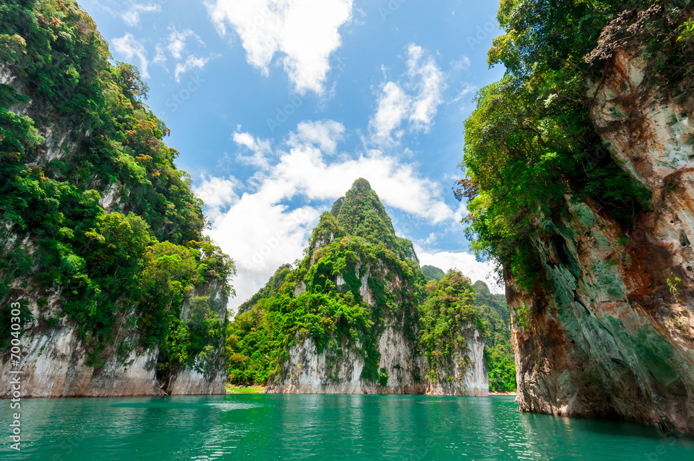 碧绿碧水岩山美景