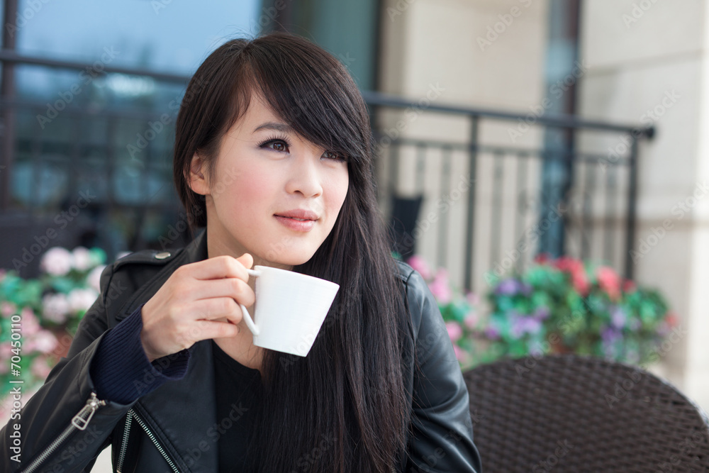 漂亮的年轻女人喝咖啡