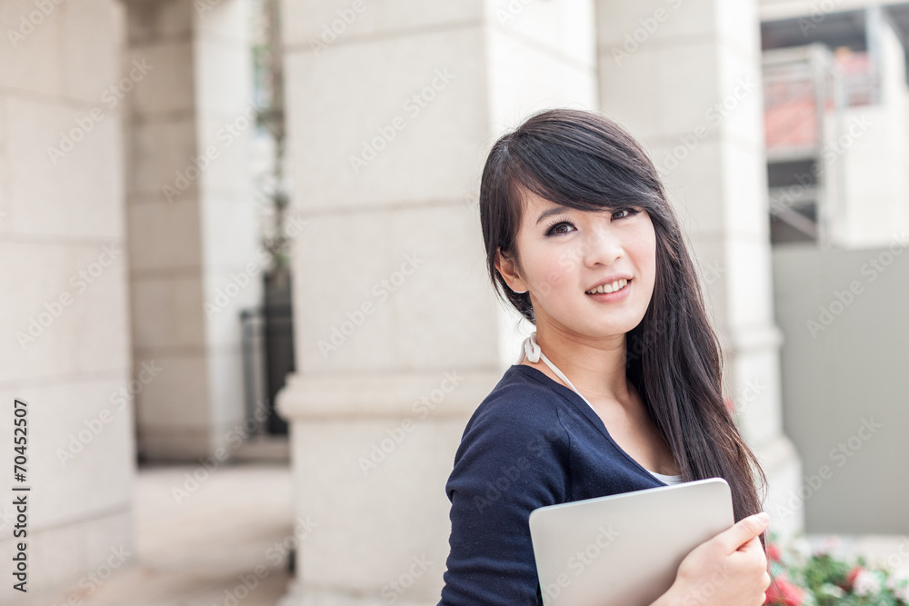 带笔记本电脑的亚洲年轻女性