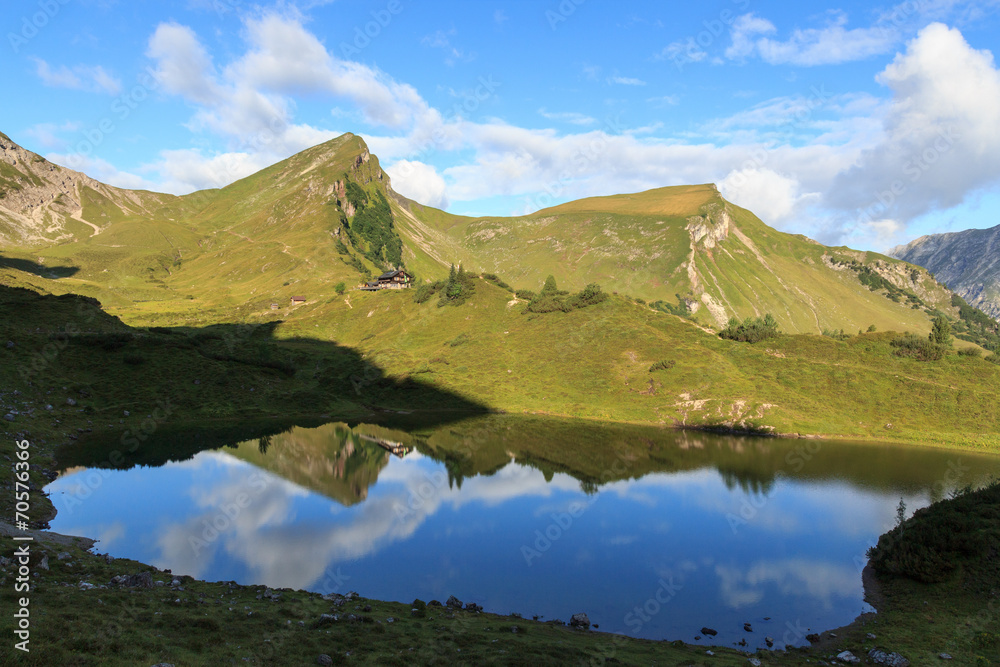 Rote Spitze und Landsberger Hütte mit Spiegelung im See