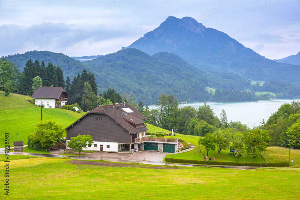 奥地利阿尔卑斯山区的小村庄风景