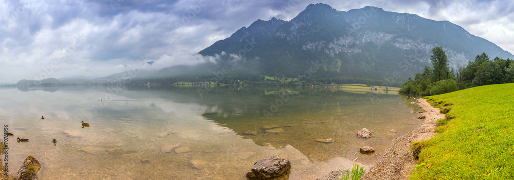 奥地利阴天阿尔卑斯山脉全景