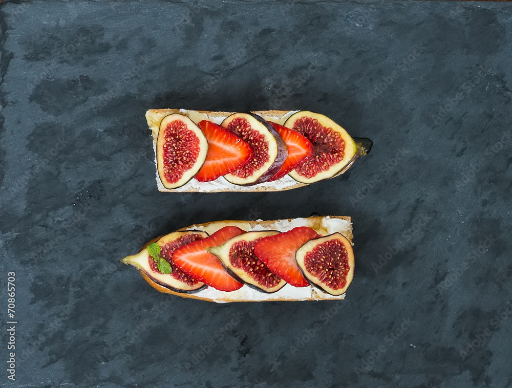 Fig and strawberry goat cheese sandwiches with honey