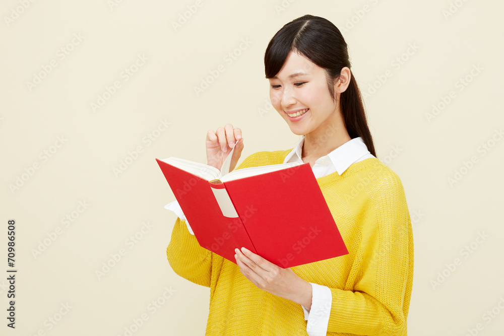 本を読む女性