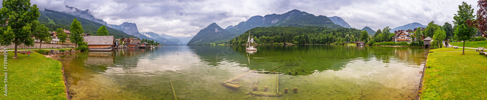 奥地利阿尔卑斯山脉Grundlsee湖全景