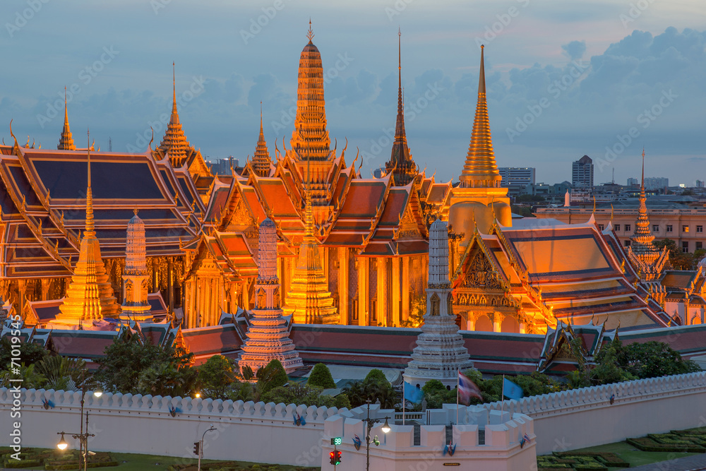 泰国曼谷Phra Kaew寺的黄昏照明